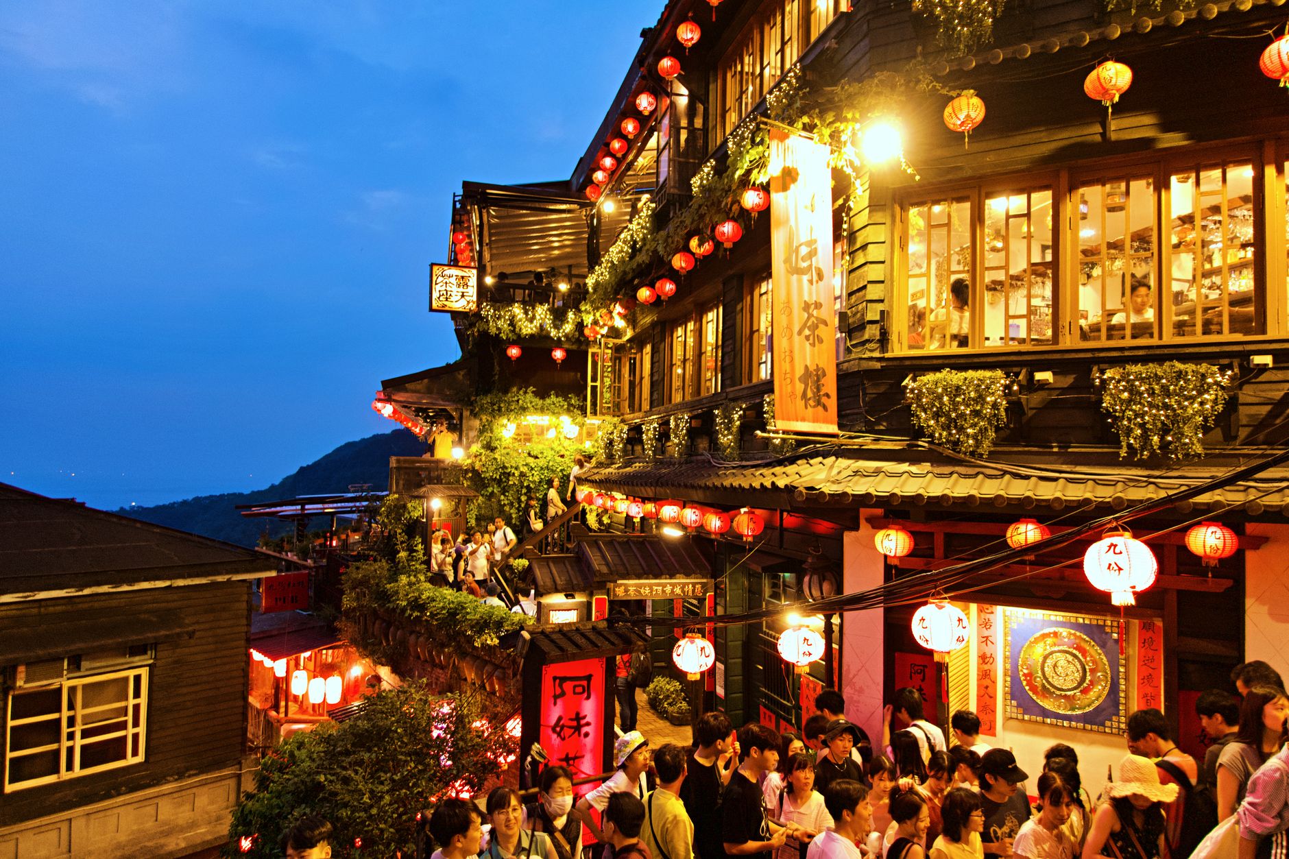 Taoyuan Airport to Jiufen & the North Coast: Straight to the Lantern Town, Luggage Handled, with Yehliu & Shifen On the Way
