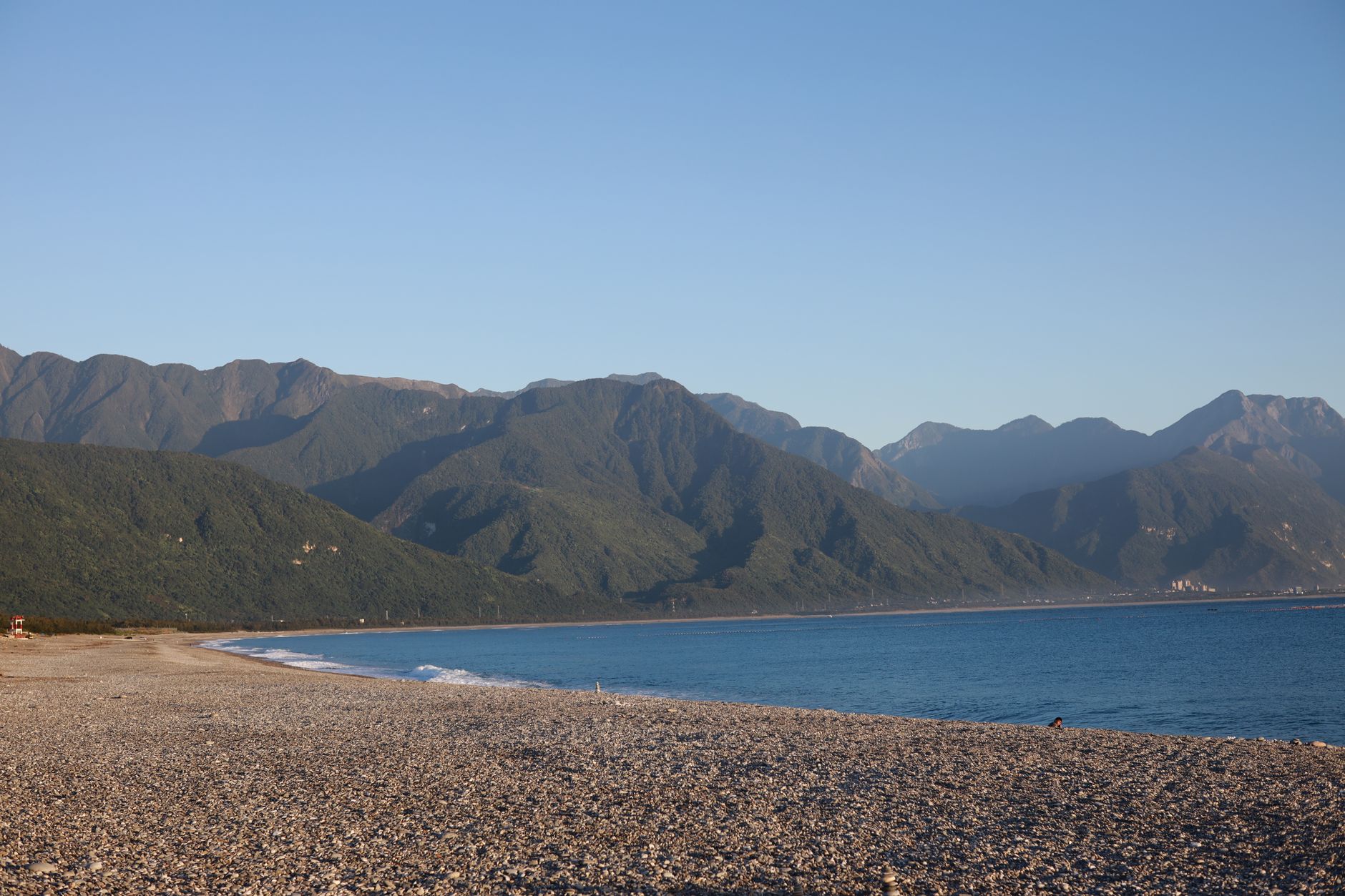 Hualien Day Tour: Qixingtan Beach, Dongdamen Night Market & Liyu Lake