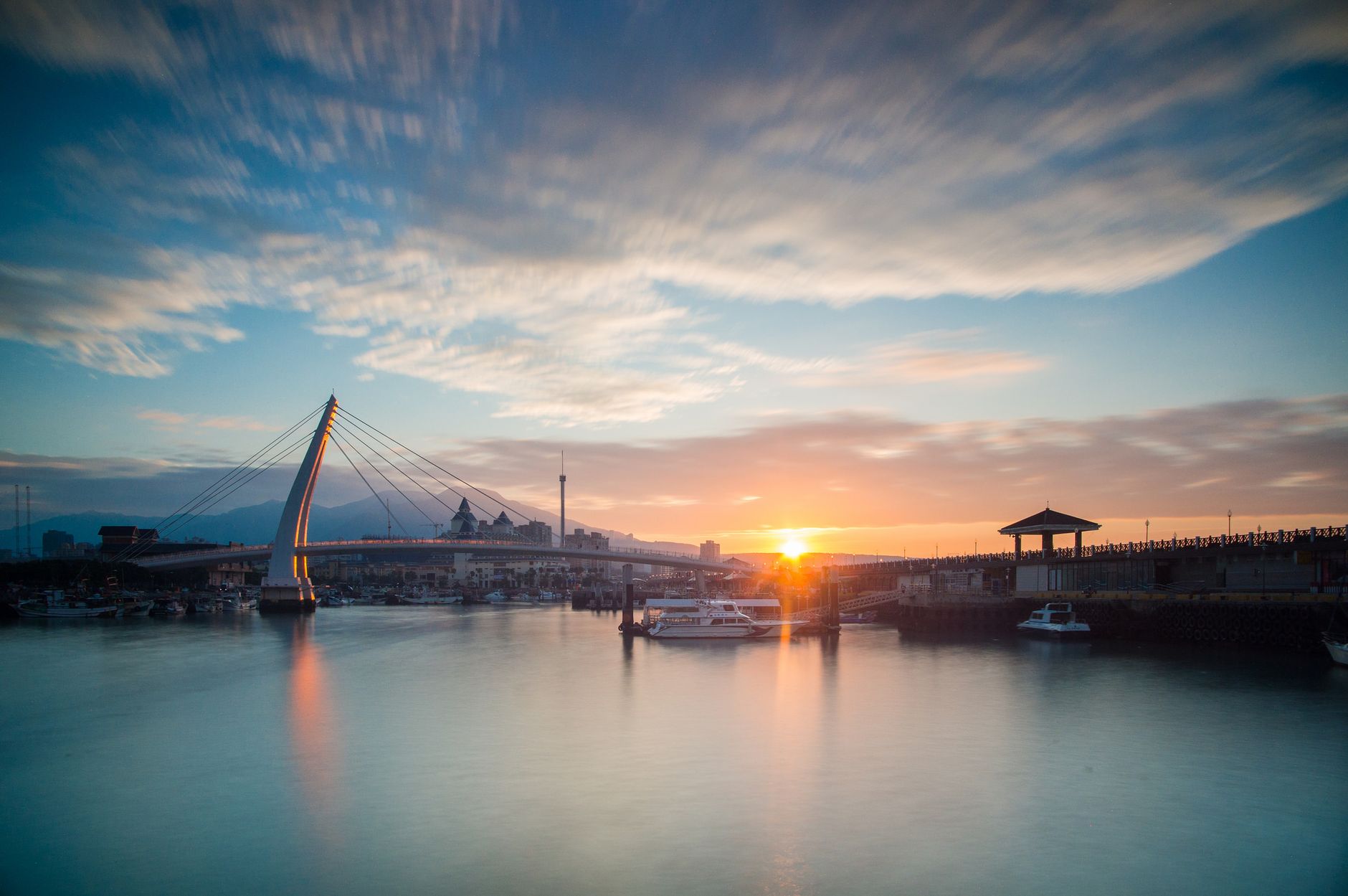 Tamsui Day Tour: Old Street, Fisherman's Wharf Lover's Bridge & Fort San Domingo