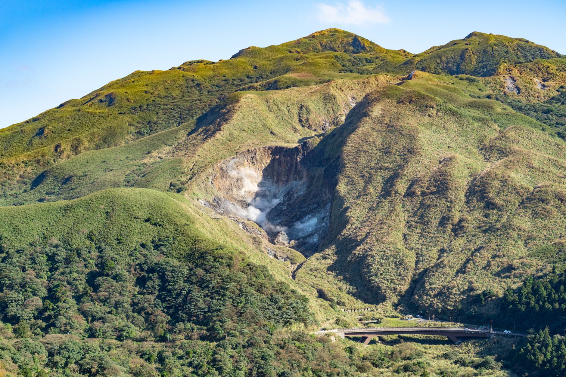 Yangmingshan Day Tour: Zhuzihu Flower Seasons, Qingtiangang & Xiaoyoukeng